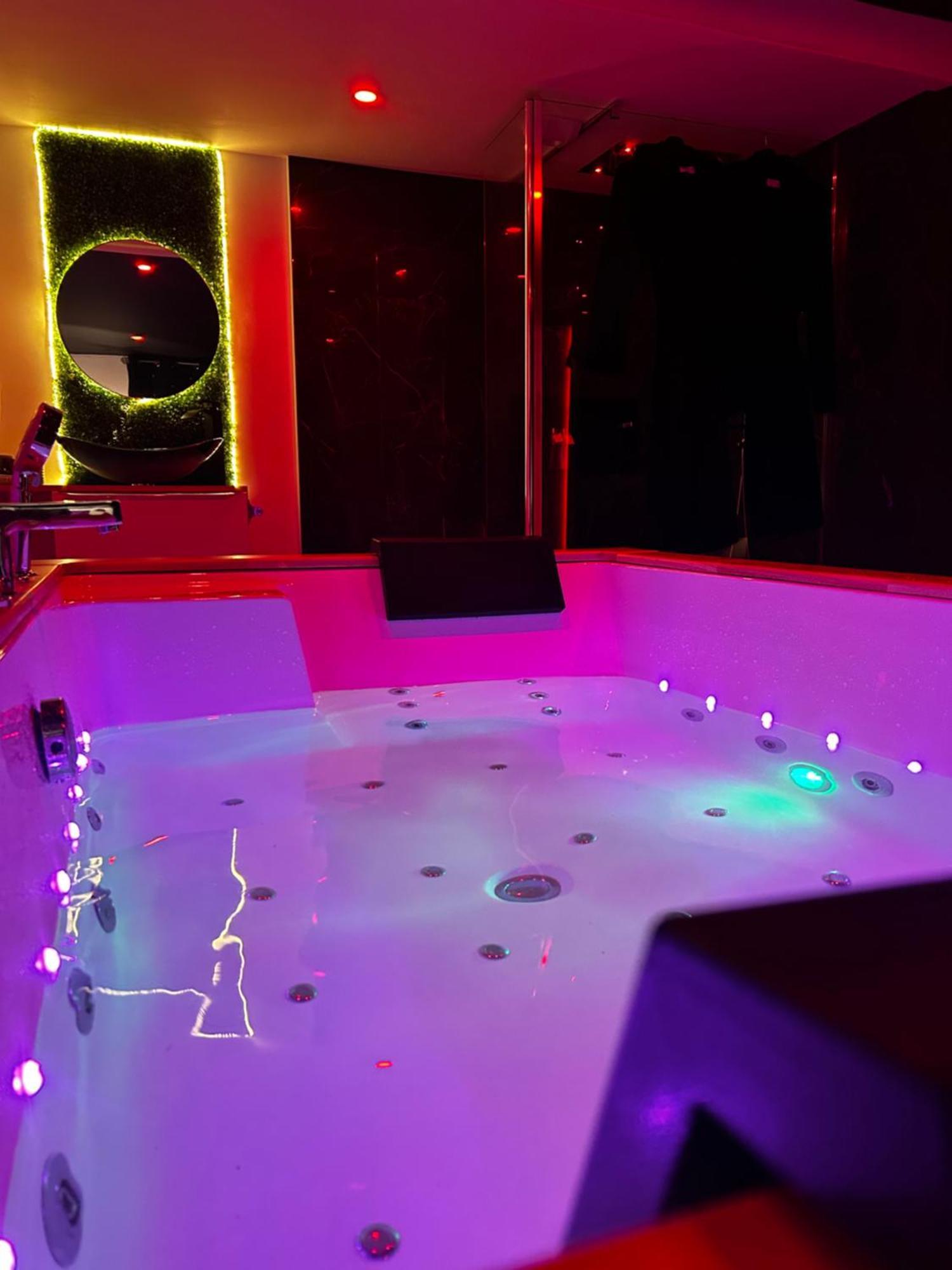 Love Room Haut De Gamme - L'Extase Avec Jacuzzi Violaines Kültér fotó