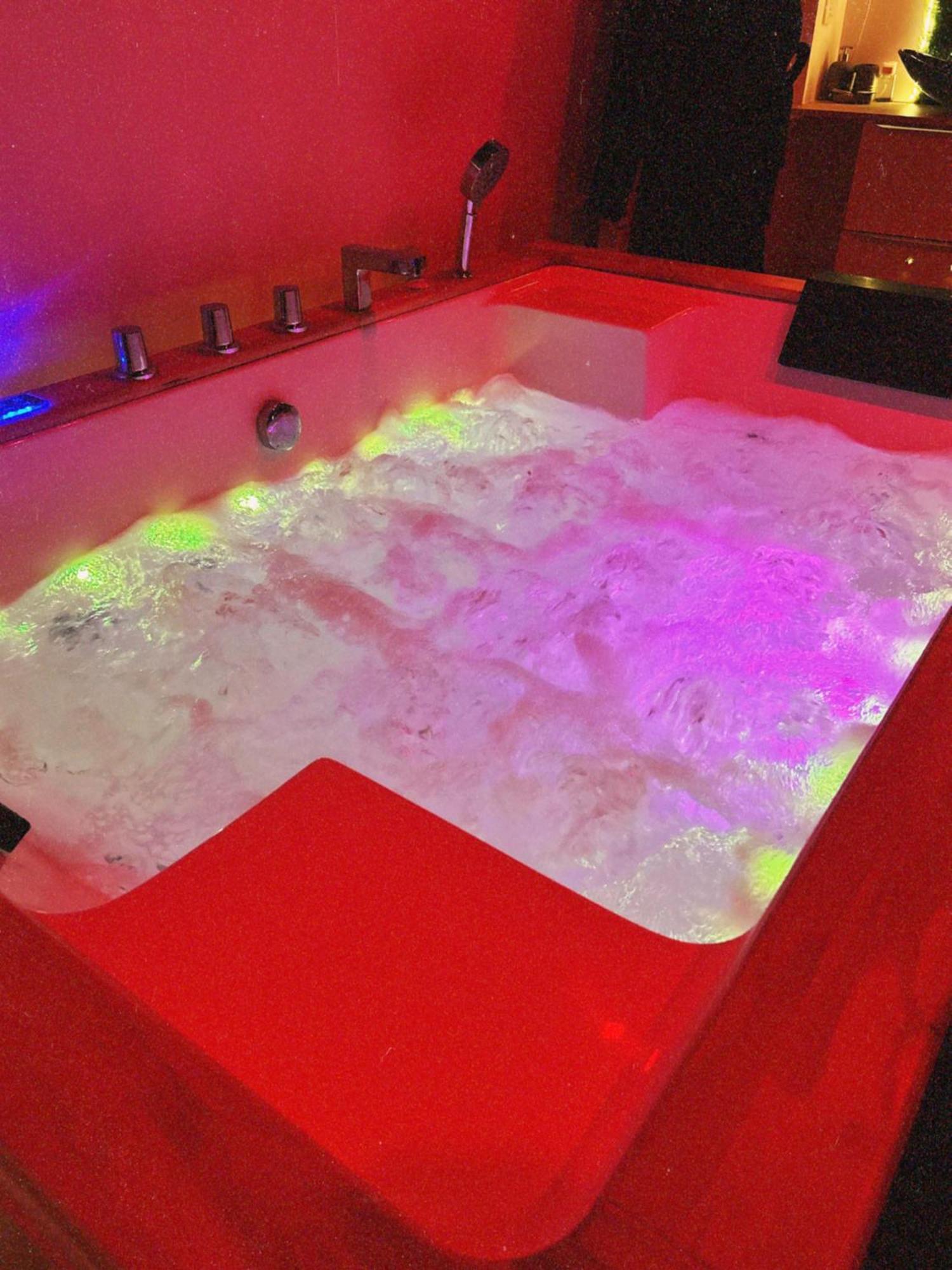 Love Room Haut De Gamme - L'Extase Avec Jacuzzi Violaines Kültér fotó
